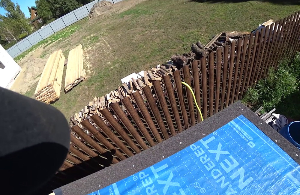 Готова карнизная планка — она снизу, вода будет стекать без проблем, и торцевая — она, наоборот, не даст воде стекать вбок и направит ее вниз