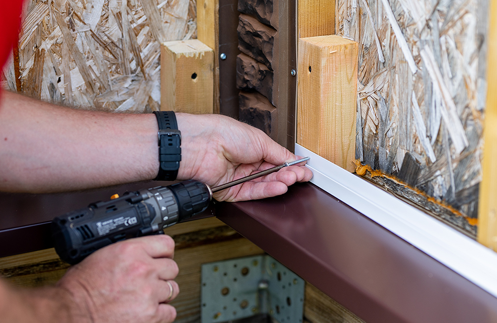 Стартовую планку фиксируют к обрешетке саморезами