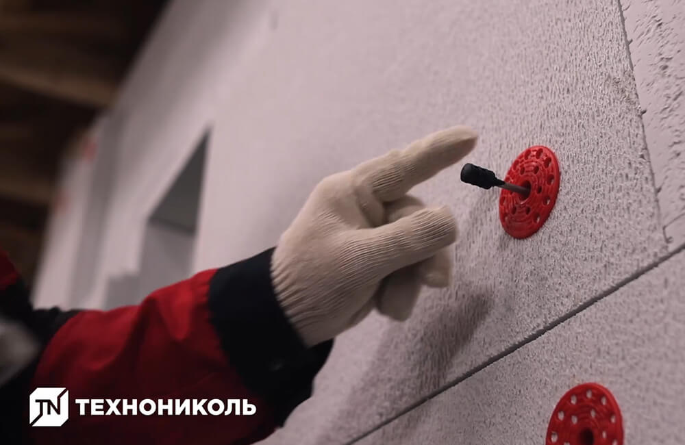 С помощью перфоратора закрепите плиту тарельчатыми дюбелями из расчета пять штук на одну плиту, расположив их «конвертом» (по углам и посередине).