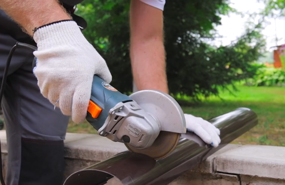 Уклон водосточного желоба: быстро и правильно