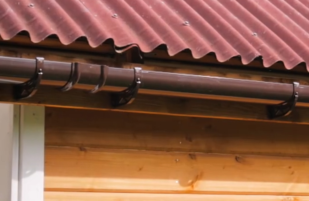 Уклон водосточного желоба: быстро и правильно