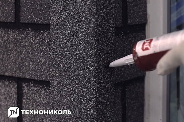 Замажьте головки саморезов мастикой Фиксер.