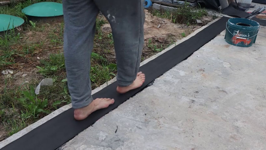 Гидроизоляция — это специальная лента, уложенная в два слоя, блогер придал ей нужную форму, просто пройдясь поверх босиком