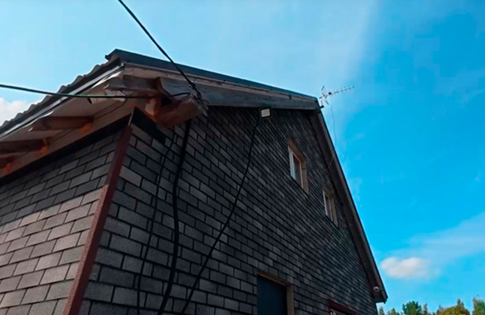 Даже если фасад отделан идеально, неподшитые свесы создают ощущение затянувшейся стройки — непорядок.