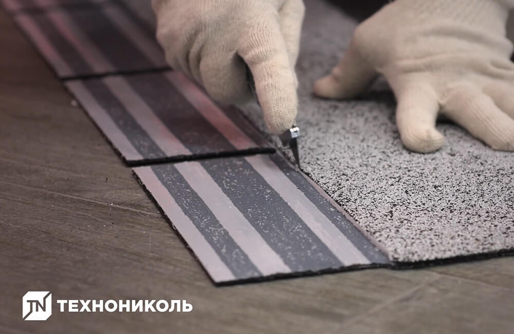 Подготовьте плитку для стартовой полосы: ножом обрежьте у рядовой плитки лепестки.