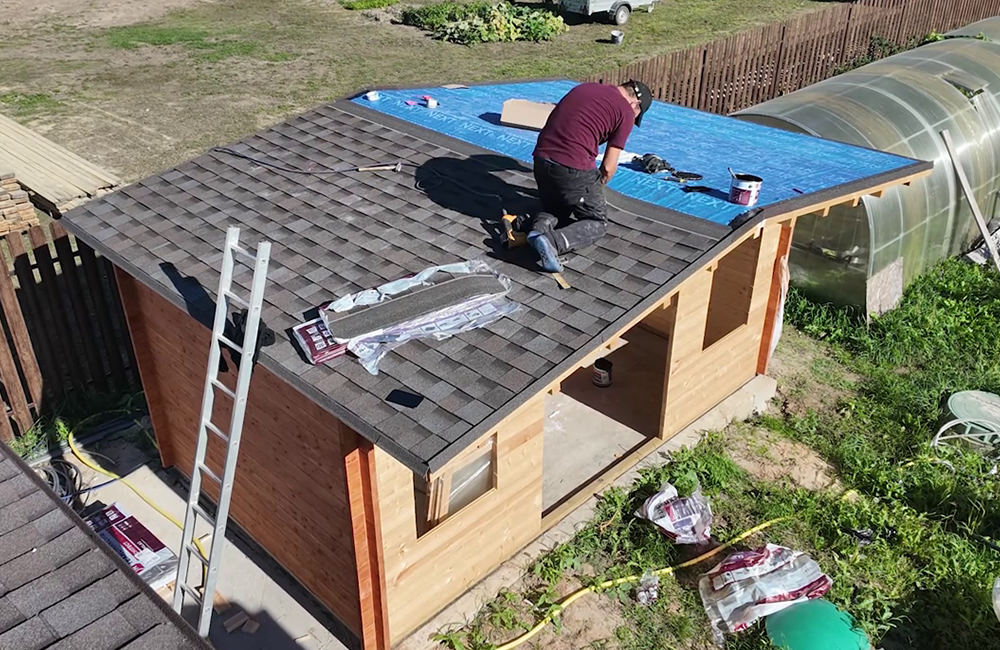 Кажется, что это сложно, но на самом деле работа идет быстро. Помощники не нужны, тем более, что двоим на небольшой крыше будет не так много места