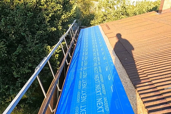 Монтаж гибкой черепицы своими руками: как сэкономить на кровельных работах