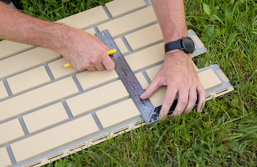 Первую в ряду обрежьте с левой стороны — линию реза наметьте с помощью строительного угольника.