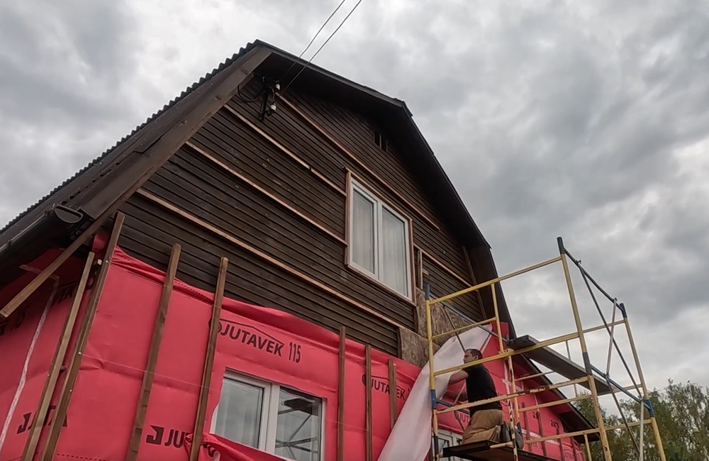 Как преобразить дом: утепление и облицовка сайдингом в одни руки