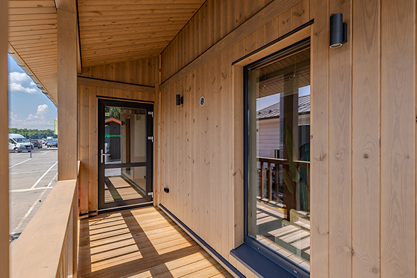 Дом по проекту МОНЕ 60 от ТЕХНОНИКОЛЬ: полностью деревянная отделка. Открытые силовые конструкции, балки и столбы, — сделаны в заводских условиях. Качество подгонки и обработки поверхностей — близкое к мебельному.