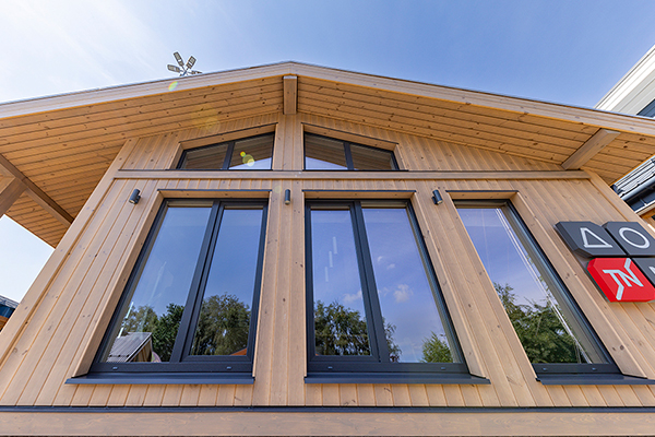 Во влажном климате вертикальные облицовки более практичны, чем горизонтальные: дождевые капли не собираются в щелях, а стекают вниз, на отливы.