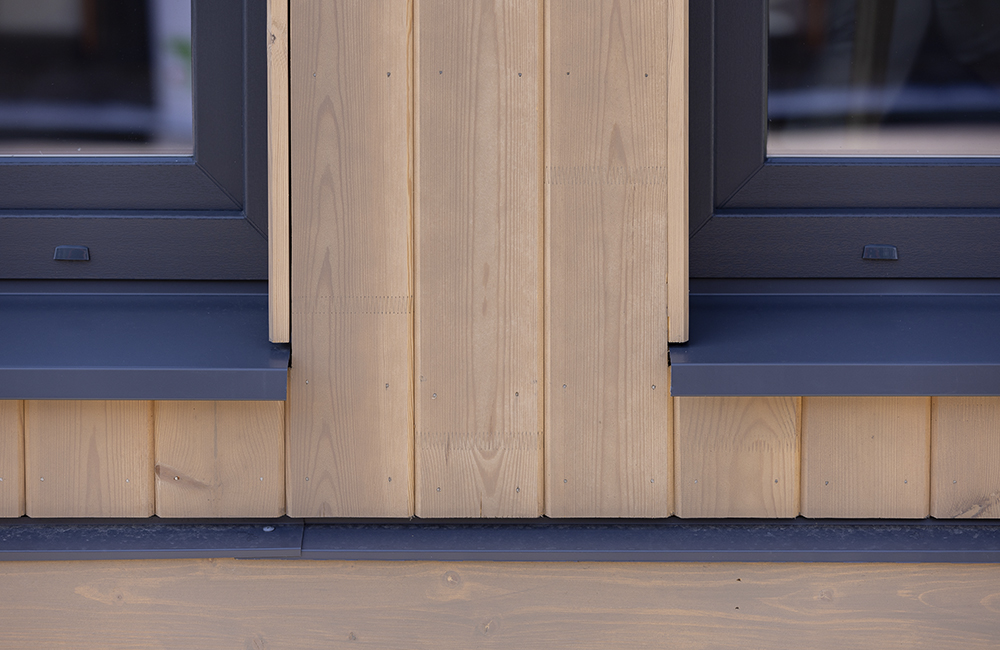 Еще деталь: наличников как таковых нет. При аккуратной подгонке деревянных откосов к фасадной облицовке это лишнее.