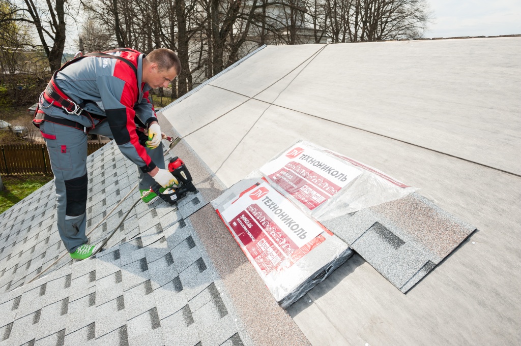 Металлочерепица или гибкая черепица: что выбрать для крыши