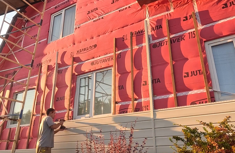 Как преобразить дом: утепление и облицовка сайдингом в одни руки