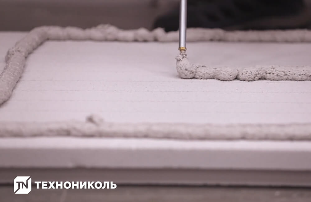 Нанесите клей-пену на поверхность плиты XPS — по периметру на расстоянии примерно 30 мм от края и одну полосу посередине.