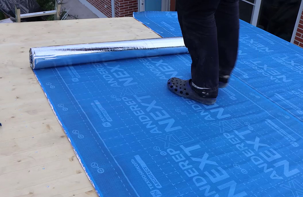 Ковер раскатывают, отрезают с небольшим запасом, затем отсоединяют слой снизу, чтобы обнажить клеящую основу. Разглаживают руками и всё — дополнительно можно прибить ковер гвоздями. Мастики на этом этапе тоже не нужны