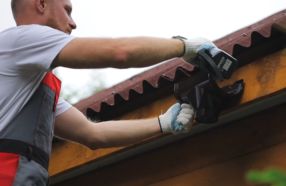 Уклон водосточного желоба: быстро и правильно