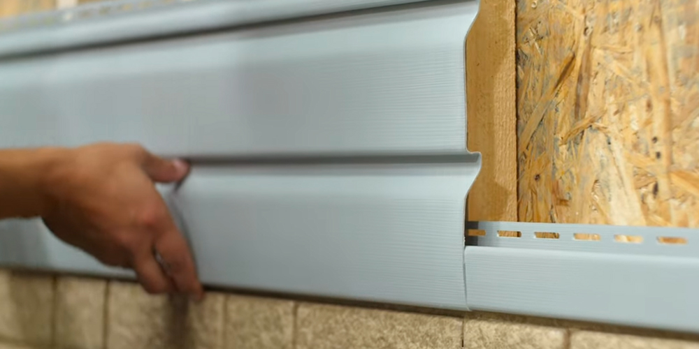 Самый простой вариант перехода, когда цоколь и фасад в одной плоскости, а отливы не нужны. Достаточно по завершении монтажа панелей на цокольную часть установить h-профиль и начать монтировать сайдинг. H-профиль может быть любого цвета 