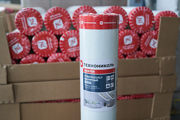 Завершающий этап основного производства — перемотка из больших рулонов «бигроллов» в маленькие, которые и продают потребителям. Перед упаковкой край холста приклеивают к рулону — так он не размотается при транспортировке.